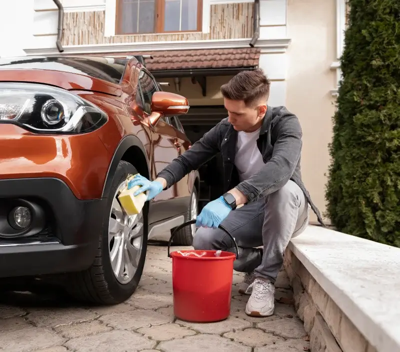 Lavage auto à domicile Bellevigny : professionnel intervenant sur un véhicule